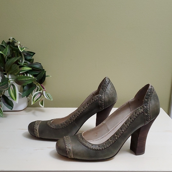 Seychelles | Distressed Olive Green Leather Pumps with Stacked Heels Sz 7 - Picture 1 of 10
